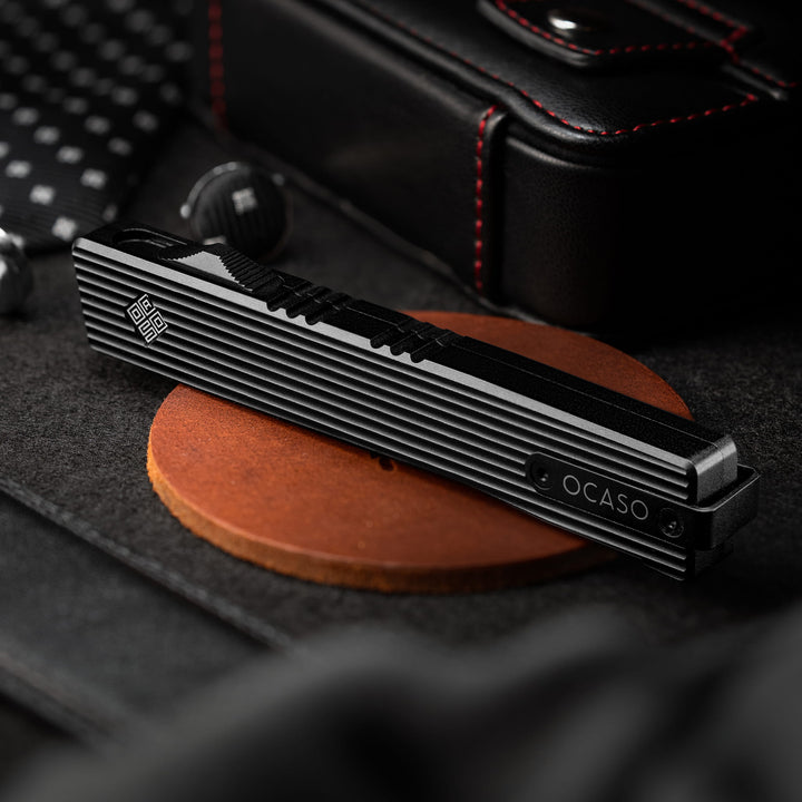 Lucent Automatic OTF Straight blade, Pinstripe handle, Black – closed