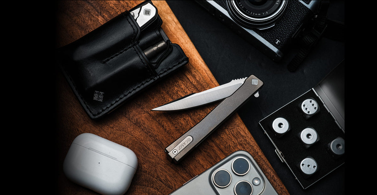 Ocaso gentleman's knife on wood background